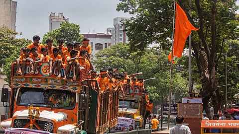Mumbai : ट्रिपल रायडिंगला 'ब्रेक'; ट्रकच्या टपावरून प्रवास टाळण्याचे आवाहन