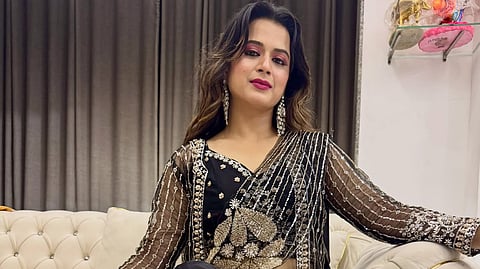 रॉयल ब्लॅक साडी अन् स्टायलिश जॅकेट ब्लाऊज; प्राजक्ता गायकवाडचा ग्लॅमरस लूक एकदा पाहाच  
