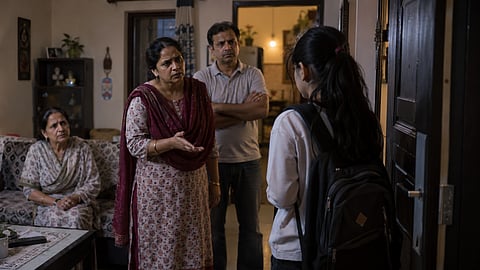 Delhi : उशिरा घरी परतल्याने कुटुंबीय रागावले; १३ वर्षीय मुलीने उचललं टोकाचं पाऊल