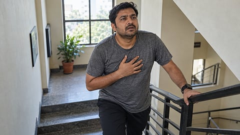 जिना चढताच दम लागतोय? 'या' ४ सवयी बदलण्याची वेळ आलीय