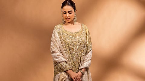 गोल्डन-ऑफव्हाइट लूकमध्ये जिनिलीयाचा रॉयल अंदाज; गजरा अन् झुमक्यांनी वाढवली शोभा  
