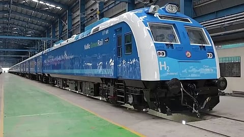 ताशी ११० किमी तास वेगाने हायड्रोजन ट्रेन धावणार; रेल्वे बोर्डाचे अध्यक्ष सतीश कुमार यांचे प्रतिपादन