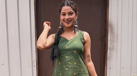 हिरवा कुर्ता, ऑक्सिडाइज्ड झुमके अन् चेहऱ्यावर गोड हास्य; अभिनेत्री साक्षी गांधीचा सोज्वळ लूक चर्चेत, पाहा Photos    