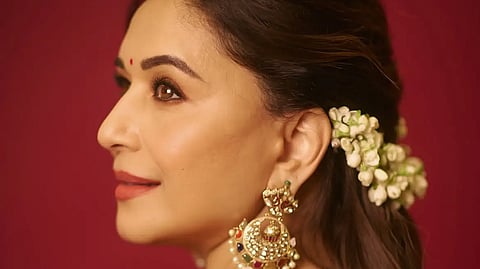 गणेशोत्सवात माधुरी दीक्षितचा पारंपरिक अंदाज; पटोला साडीतील दिलखेचक लूक एकदा पाहाच!