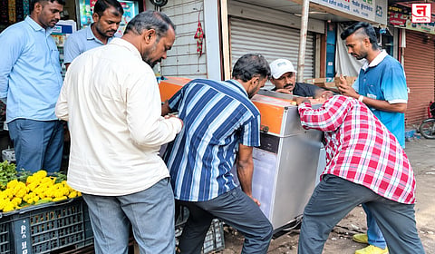 Mumbai : अनधिकृत स्टॉलवर बडगा; कुर्ला स्टेशन परिसरातील फुटपाथ अतिक्रमण मुक्त; एल विभागाची धडक कारवाई