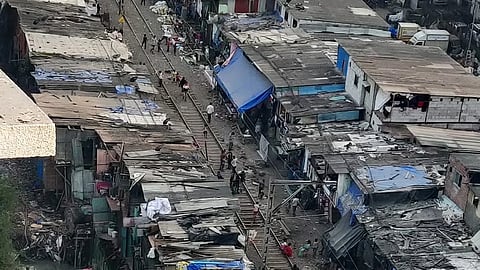 Mumbai : एक हजार झोपडीधारकांना नोटिसा; १४ फुटांवरील झोपड्यांवर कारवाई अटळ, आकडा वाढणार 