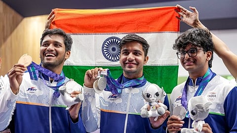 नेमबाजीत तिहेरी पदकवेध! १० मीटर एअर रायफलमध्ये हिमांशूला रौप्य, रुद्रांक्षला कांस्य, भारतीय नेमबाजांची एकूण पदकांची संख्या पाचवर