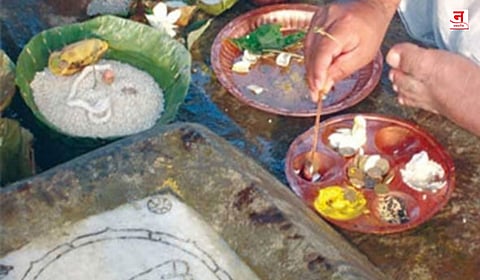 Thane : पितृपक्षात तर्पण विधी महागले; सामान्यांच्या आवाक्याबाहेर दक्षिणा, कुटुंबांसमोर आर्थिक अडचणी