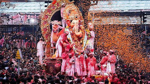 'पुढच्या वर्षी लवकर या'...; गुलालाची उधळण, ढोल ताशांचा गजर अन् फटाक्यांच्या आतषबाजीत लाडक्या बाप्पाला निरोप