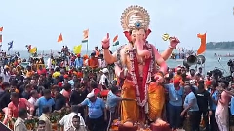 Mumbai : लालबागच्या राजाचा विसर्जन सोहळा संपन्न; २२ तासांच्या मिरवणुकीनंतर गिरगाव चौपाटीवर बाप्पाला निरोप