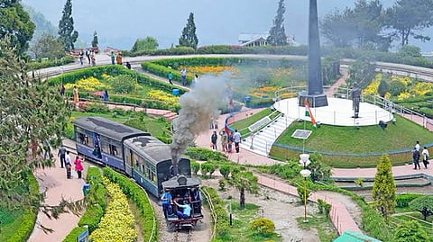 दार्जिलिंग टॉय ट्रेनचा जागतिक पर्यटनात डंका; ‘लोनली प्लॅनेट’ची २०२७ साठी सर्वोत्तम ठिकाणांची यादी जाहीर