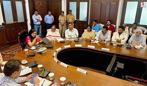 Mumbai : १४ फूट उंच झोपड्यांच्या कारवाईवरून विरोधक आक्रमक; काँग्रेस, ठाकरेंच्या शिष्टमंडळांनी घेतली आयुक्तांची भेट 