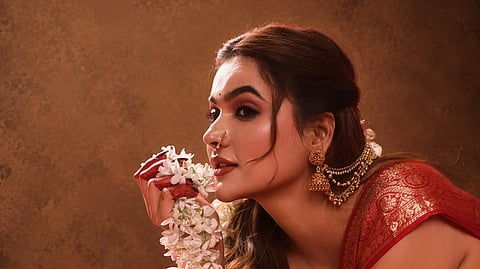 Reva Kaurase : लाल साडी, नाकात नथ अन् केसात गजरा! 'बिग बॉस मराठी'फेम अभिनेत्रीचा मराठमोळा अंदाज पाहिलात?