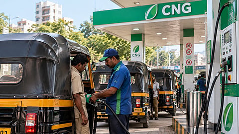 Mumbai : ...तर रिक्षा, टॅक्सीची भाडेवाढ अटळ; एप्रिलपासून CNG किलोमागे ८ रुपयांनी वाढ