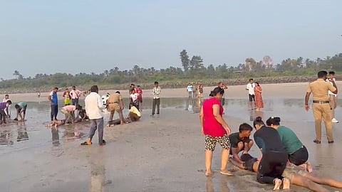 Pune : ८ विद्यार्थ्यांचा बुडून मृत्यू; दिवेआगर समुद्रात आळंदीच्या विनर्स अकादमीच्या सहलीची शोकांतिका