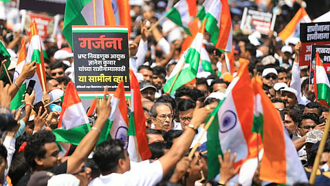 Mumbai : 'गर्जना मोर्चा'त ५ हजारांहून जास्त जेन झींचा सहभाग; तरुण पिढी, महिलांचाही समावेश