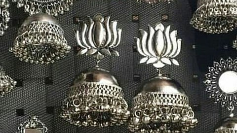 Navratri 2026 : साध्या कुर्त्याला मिळेल पारंपरिक टच; नवरात्रीसाठी ट्राय करा ऑक्सिडाईज्ड इअररिंग्सचे 'हे' प्रकार