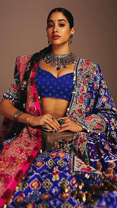 Navratri 2026 : लेहेंगा ते पटोला साडी; गरबा-दांडियासाठी ट्राय करा जान्हवी कपूरचे 'हे' स्टायलिश लूक 