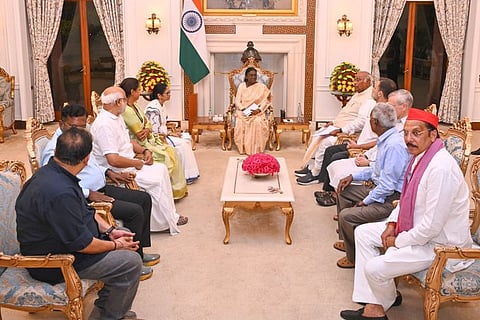 इंडिया आघाडीचे नेते भेटले राष्ट्रपतींना, मतचोरीचा मुर्मू यांनी इन्कार केला नाही - राहुल गांधी