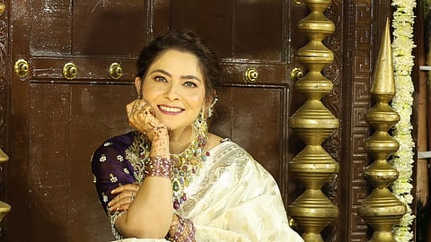 'जाईचा रंग तो, तोच चंद्रमेचा...' नवरात्रीच्या दुसऱ्या दिवशी सोनाली कुलकर्णीचा पांढऱ्या बनारसी साडीत मराठमोळा थाट