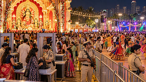 Mumbai : गरबा, दांडिया सुरक्षेवर पोलिसांचे विशेष लक्ष; मंडळांपासून मैदानांपर्यंत वाढता पहारा, महिला आणि मुलांच्या सुरक्षेला प्राधान्य