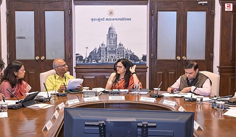Mumbai : मतदारांच्या सुविधेसाठी विशेष शिबिरे; मतदार यादीवरील दावे-हरकतींसाठी २६ ऑक्टोबरपर्यंत मुदतवाढ