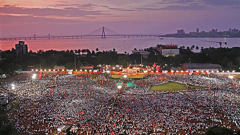 Mumbai : दसरा मेळाव्यासाठी दादरमधील वाहतुकीत मोठे बदल! २० ऑक्टोबरला 'हे' रस्ते बंद; पर्यायी मार्ग, पार्किंगची व्यवस्था जाणून घ्या