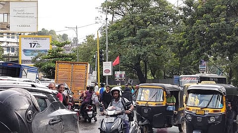 ठाण्याचे रस्ते जाम, वाहतूक यंत्रणा सुस्त! बेशिस्त पार्किंग, जुनाट सिग्नल यंत्रणा आणि अतिक्रमणांमुळे नागरिक त्रस्त