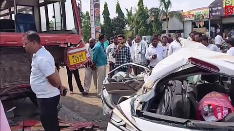 Beed : कारची 'एसटी'ला धडक; ५ ठार