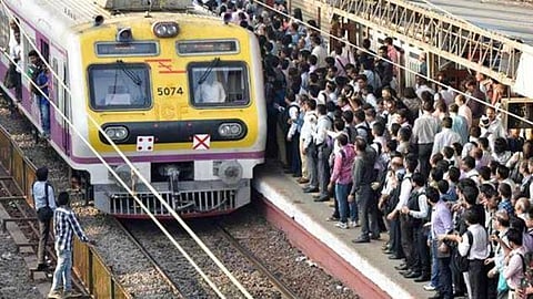 Mumbai : प्रवाशांचा दादर स्थानक व्यवस्थापकाला घेराव; लोकलच्या विलंबामुळे प्रवासी संतप्त