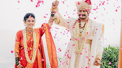 अश्विनी महांगडेने भूषण शिवतारेसोबत बांधली लग्नगाठ; अनोख्या मुंडावळ्या अन् पारंपरिक मंगळसूत्र, मराठमोळा लूक एकदा पाहाच