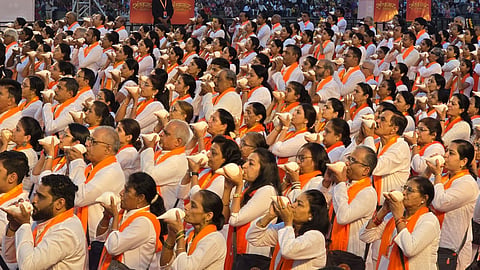 शंखनादाच्या विश्वविक्रमाने दुमदुमला गोदाकाठ; ५१७ जणांच्या सामूहिक शंखनादाने नाशिकच्या नावे इतिहास
