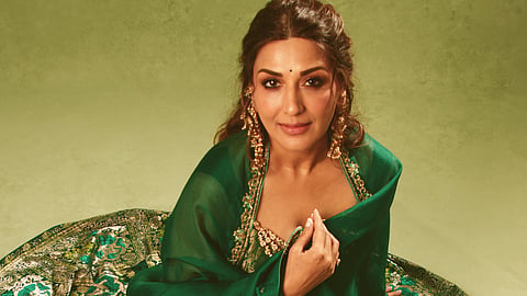 Sonali Bendre Fashion : सोनेरी नक्षीकाम, कुंदनचे दागिने अन् नाजूक दुपट्टा; सोनालीचा पारंपरिक लूक चर्चेत