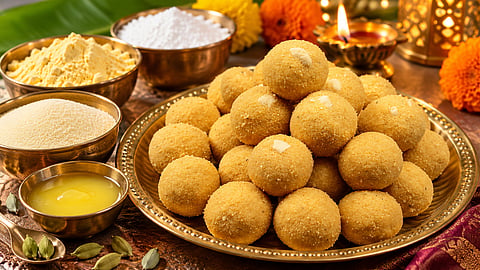 दिवाळीच्या फराळात यंदा बनवा बिनपाकाचे रवा-बेसन लाडू; तोंडात टाकताच विरघळतील, लक्षात ठेवा 'या' टिप्स