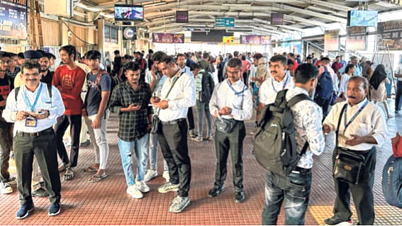 Mumabai: सीएसएमटी स्थानकात तिकीट तपासनीसावर हल्ला; रेल्वे कर्मचारी असल्याचा दावा, दाम्पत्याविरुद्ध गुन्हा