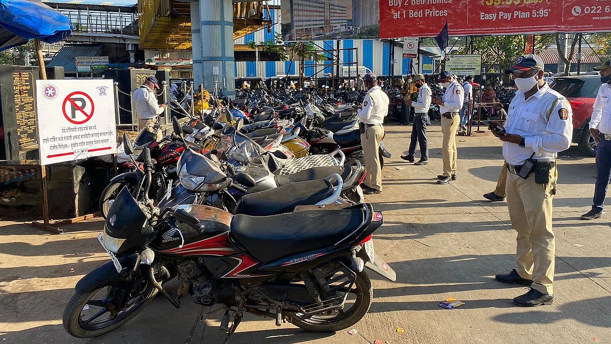 Thane : बेशिस्त पार्किंगला 'नो एन्ट्री'; वाहतूककोंडीवर नागरिक आणि पोलिसांचा संवाद