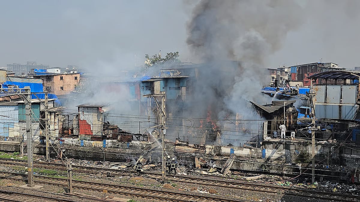 Dharavi : माहीम रेल्वे स्थानकाजवळ भीषण आग; हार्बर लाईनवरील वाहतूक ठप्प | Video