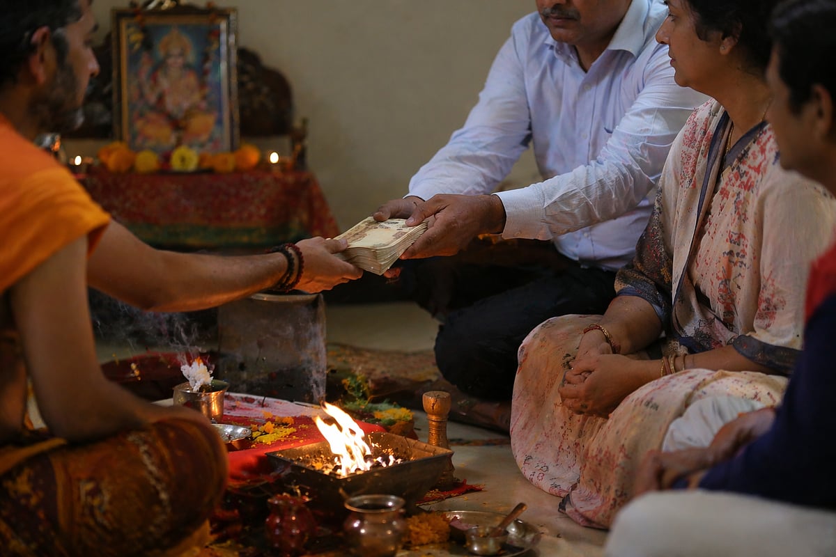 Thane : अंधश्रद्धेचा गैरफायदा! 'काळ्या जादूचा प्रभाव दूर करतो' म्हणत कुटुंबाला १.६६ कोटींचा गंडा