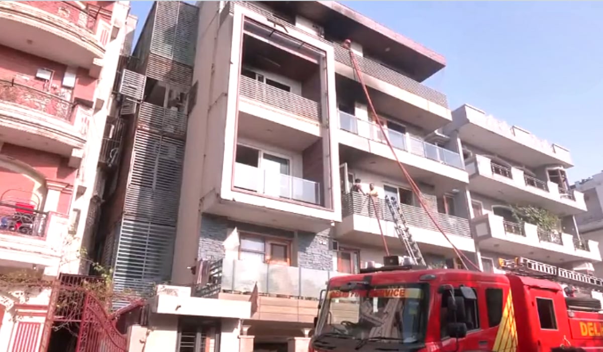 दिल्लीतील विवेक विहारमधील चार मजली इमारतीला भीषण आग; ९ जणांचा होरपळून मृत्यू