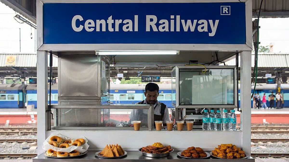 Mumbai : मध्य रेल्वेकडून दरवाढीचा प्रस्ताव रद्द; रेल्वे स्टॉलवरील वडा पाव-समोसा जुन्याच किंमतीत मिळणार