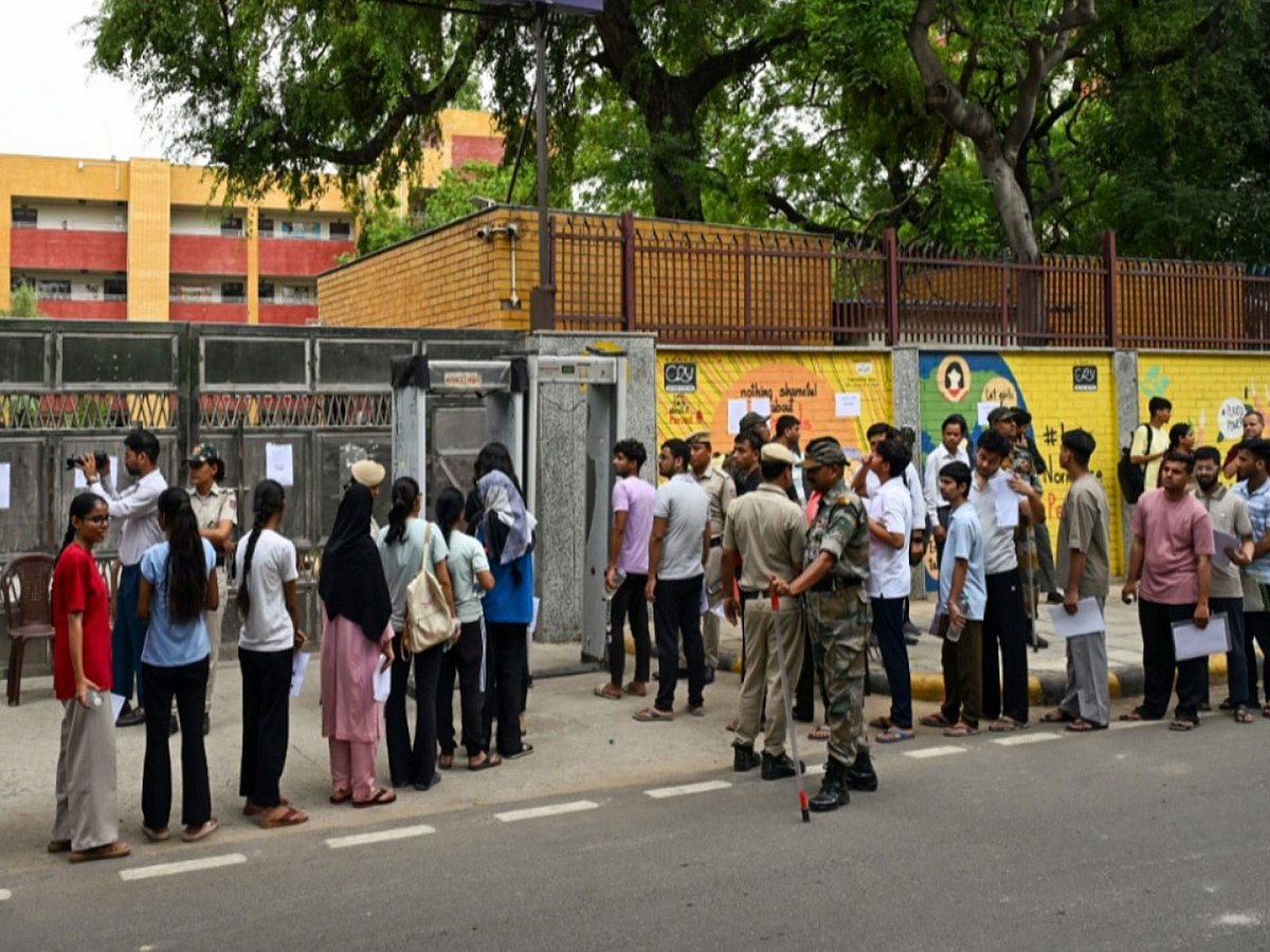 NEET UG 2026 Re-Exam : उशिरा पोहोचल्याने दोन विद्यार्थ्यांना परीक्षा केंद्रात प्रवेश नाकारला; गेट बंद होताच गोंधळ