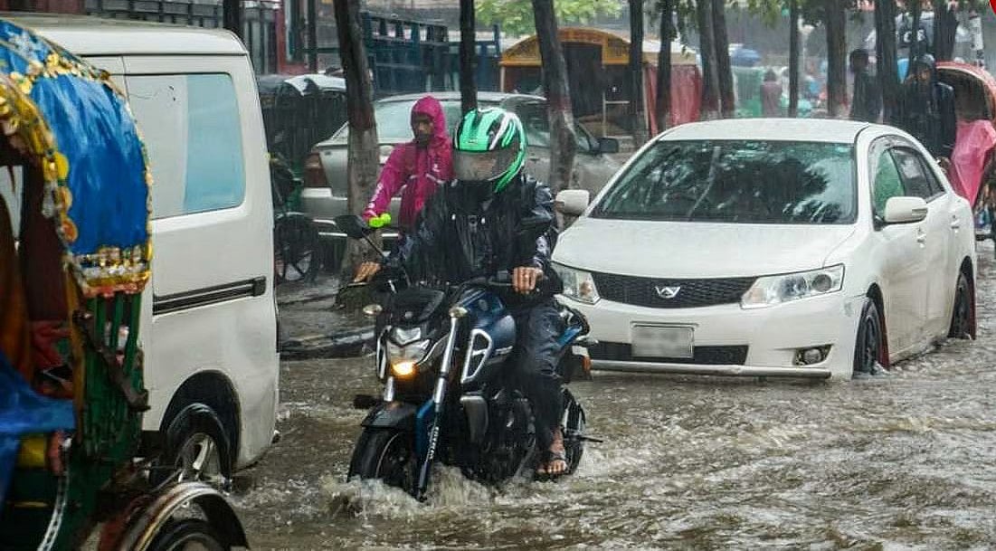 Mumbai Rain : मुंबईसाठी रेड अलर्ट! ताशी ९० किमी वेगाने वादळी वारे; अतिवृष्टीचा इशारा, १५ हजार कर्मचारी तैनात