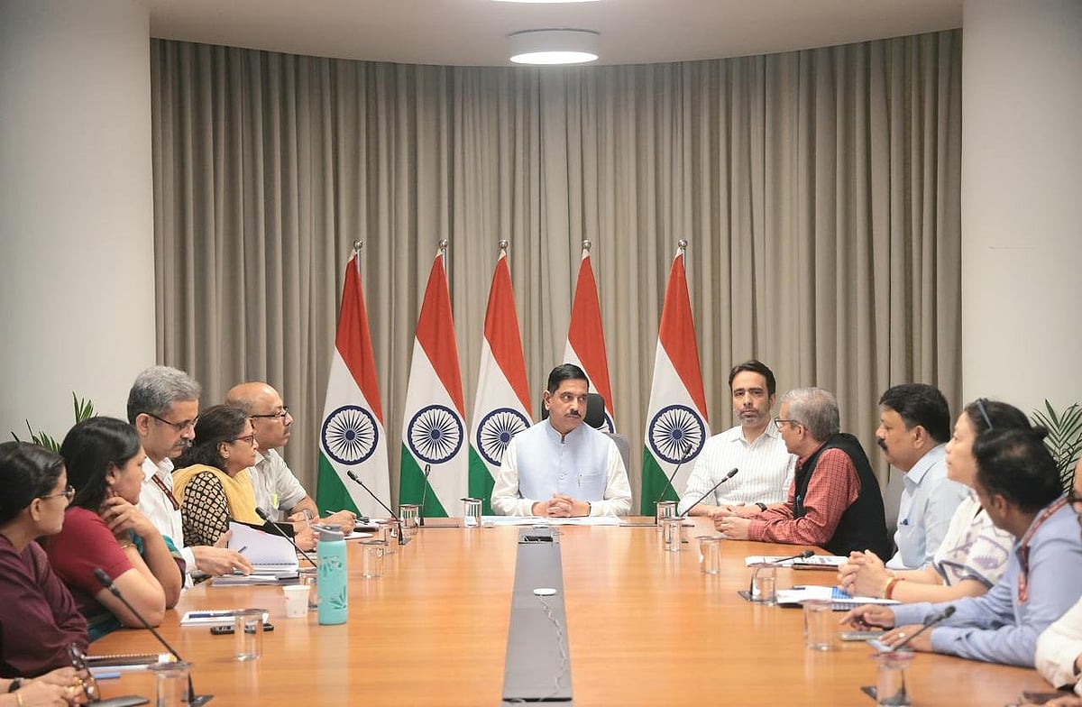प्रल्हाद जोशी नवे केंद्रीय शिक्षणमंत्री; धर्मेंद्र प्रधानांच्या राजीनाम्यानंतर स्वीकारला पदभार