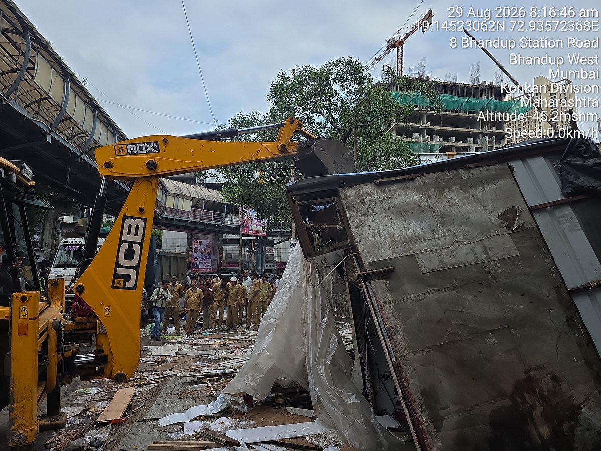 Mumbai : भांडुप स्टेशन परिसरातील बेकायदा स्टॉल जमीनदोस्त; मुंबईत १९७ किमी पदपथावरील अतिक्रमणे हटवली