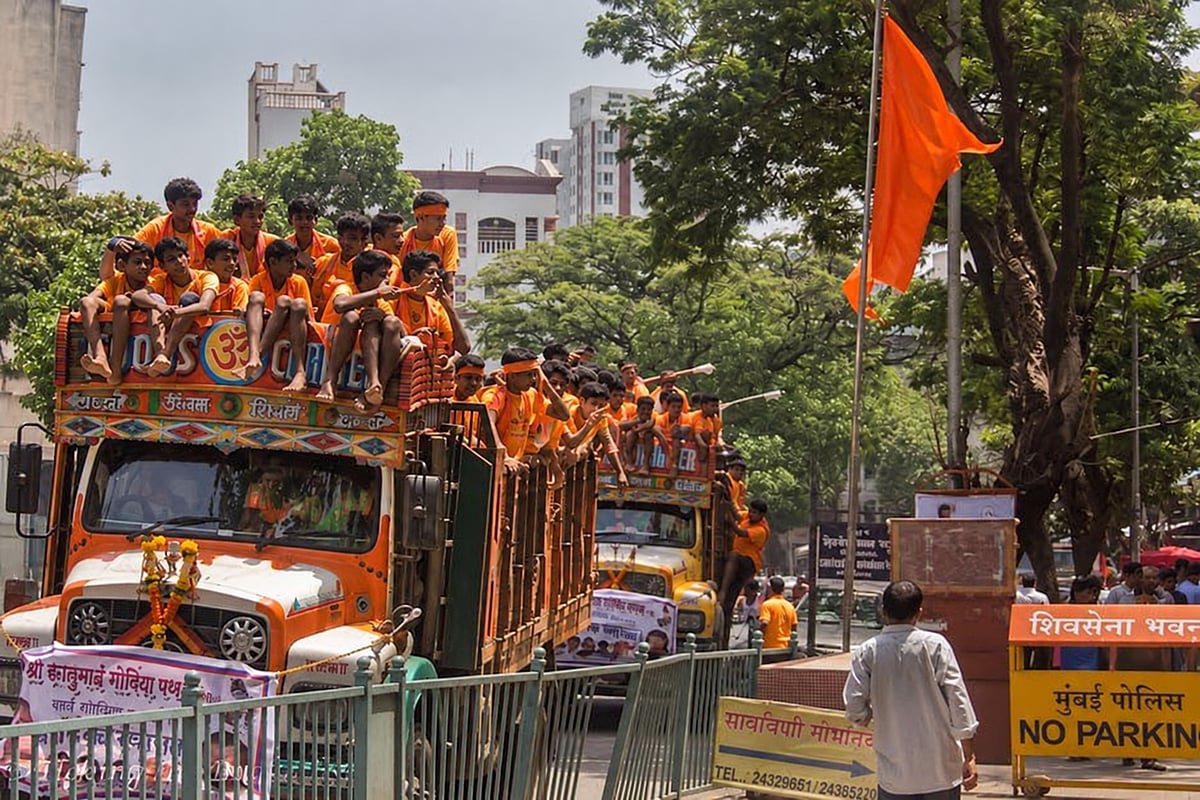 Mumbai : ट्रिपल रायडिंगला 'ब्रेक'; ट्रकच्या टपावरून प्रवास टाळण्याचे आवाहन