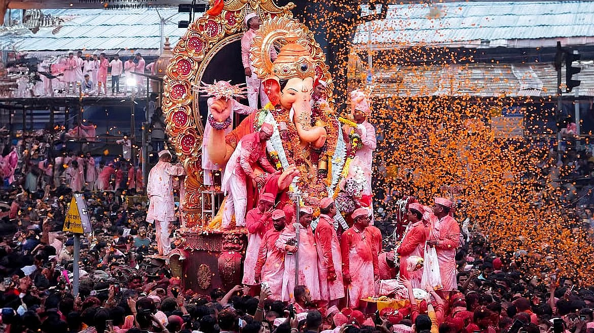 'पुढच्या वर्षी लवकर या'...; गुलालाची उधळण, ढोल ताशांचा गजर अन् फटाक्यांच्या आतषबाजीत लाडक्या बाप्पाला निरोप