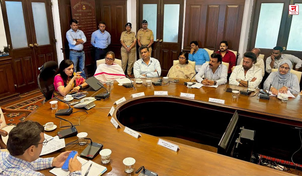 Mumbai : १४ फूट उंच झोपड्यांच्या कारवाईवरून विरोधक आक्रमक; काँग्रेस, ठाकरेंच्या शिष्टमंडळांनी घेतली आयुक्तांची भेट