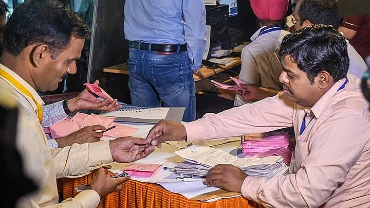 विधान परिषदेच्या पाच जागांसाठी शांततेत मतदान; निकाल २७ ऑक्टोबरला