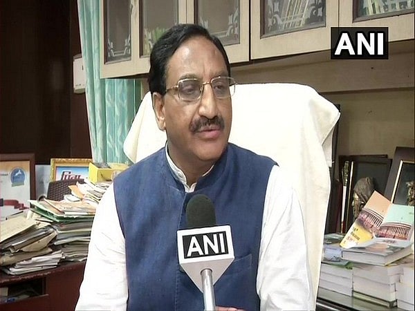 Minister ducks query on making Hindi compulsory in schools