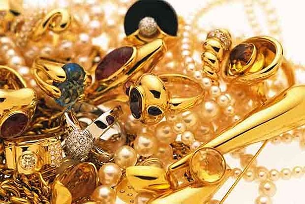 Thane: Badlapur Police in search of two people who threw chilli powder on jeweler and robbed gold ornaments
